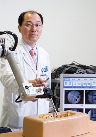 세계최초 '영상유도수술로봇' 개발한 한양대학교병원 김영수 교수 - 보이지 않는 곳까지 한계를 뛰어넘는 로봇수술!