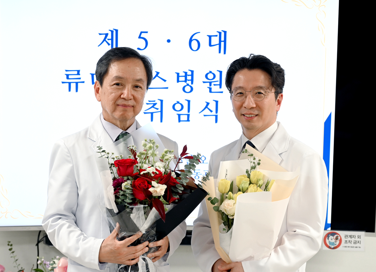 왼쪽부터 김태환 전임 병원장, 성윤경 신임 병원장