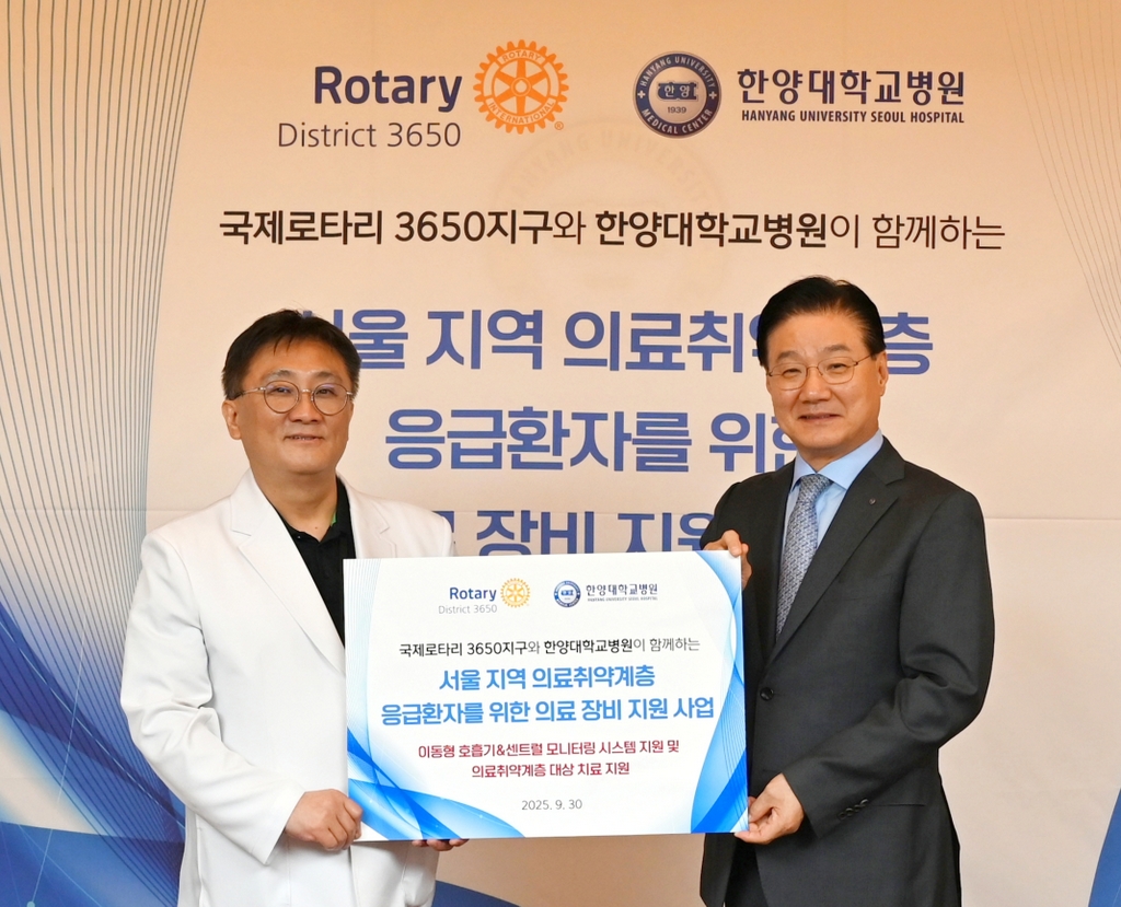 왼쪽부터 이형중 병원장, 소효근 직전총재